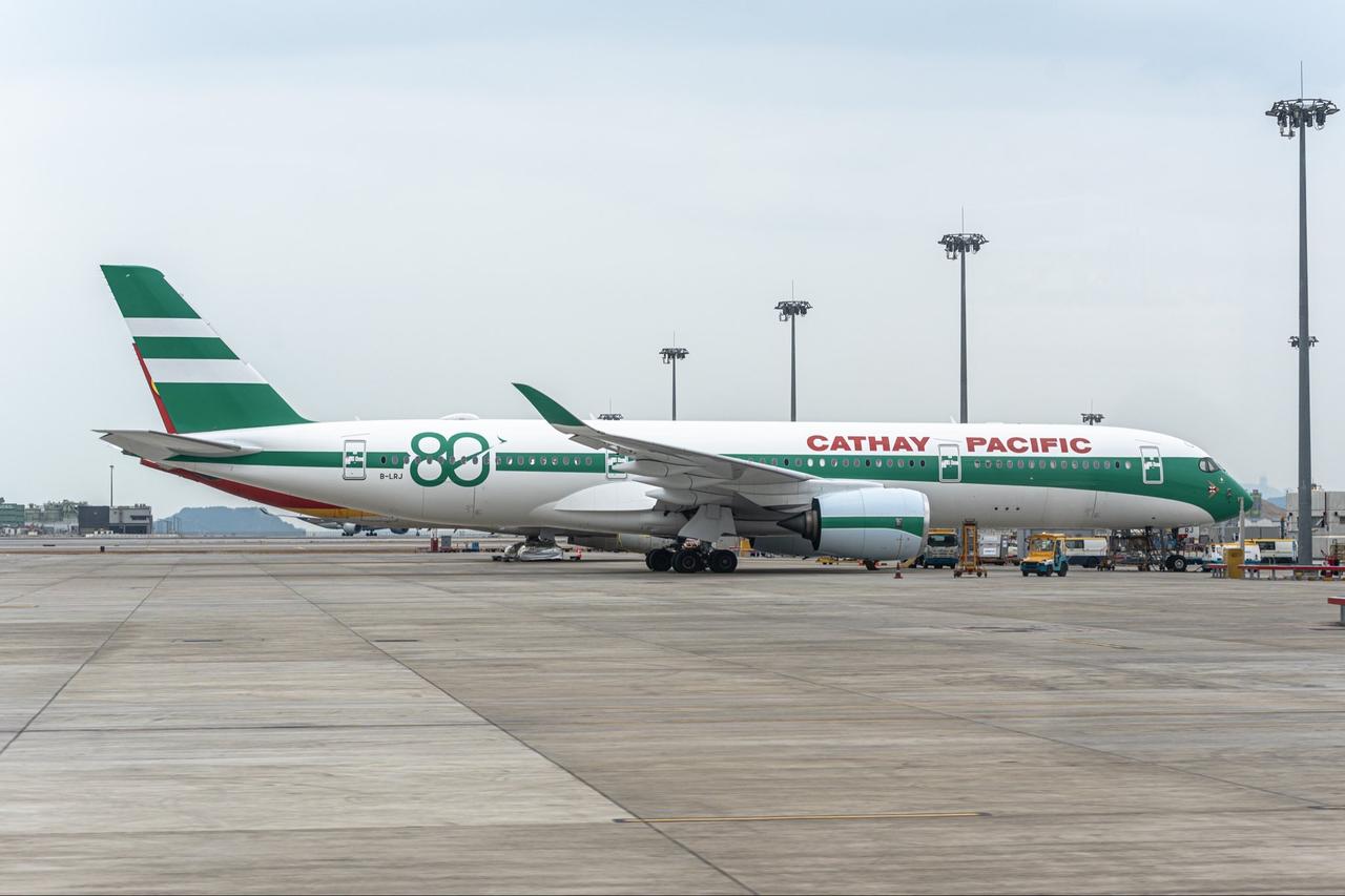 说实话，国泰航空80周年涂装真不好看
迅哥个人是很不喜欢。
不知道各位觉得怎么样