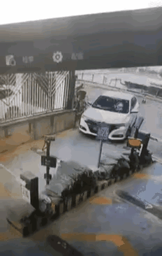 这种情况保险公司给赔吗？女子开着一辆白色车辆到了小区门口，门口的自动杆都打开了，