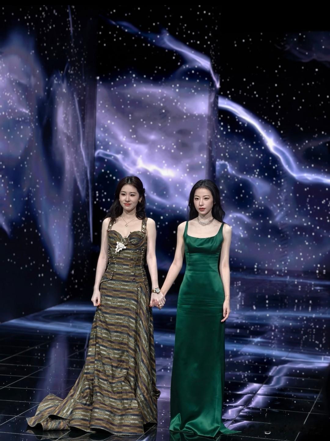 左边是张碧晨，1989年出生，身高168cm。
右边是周雨彤，1994年出生，身