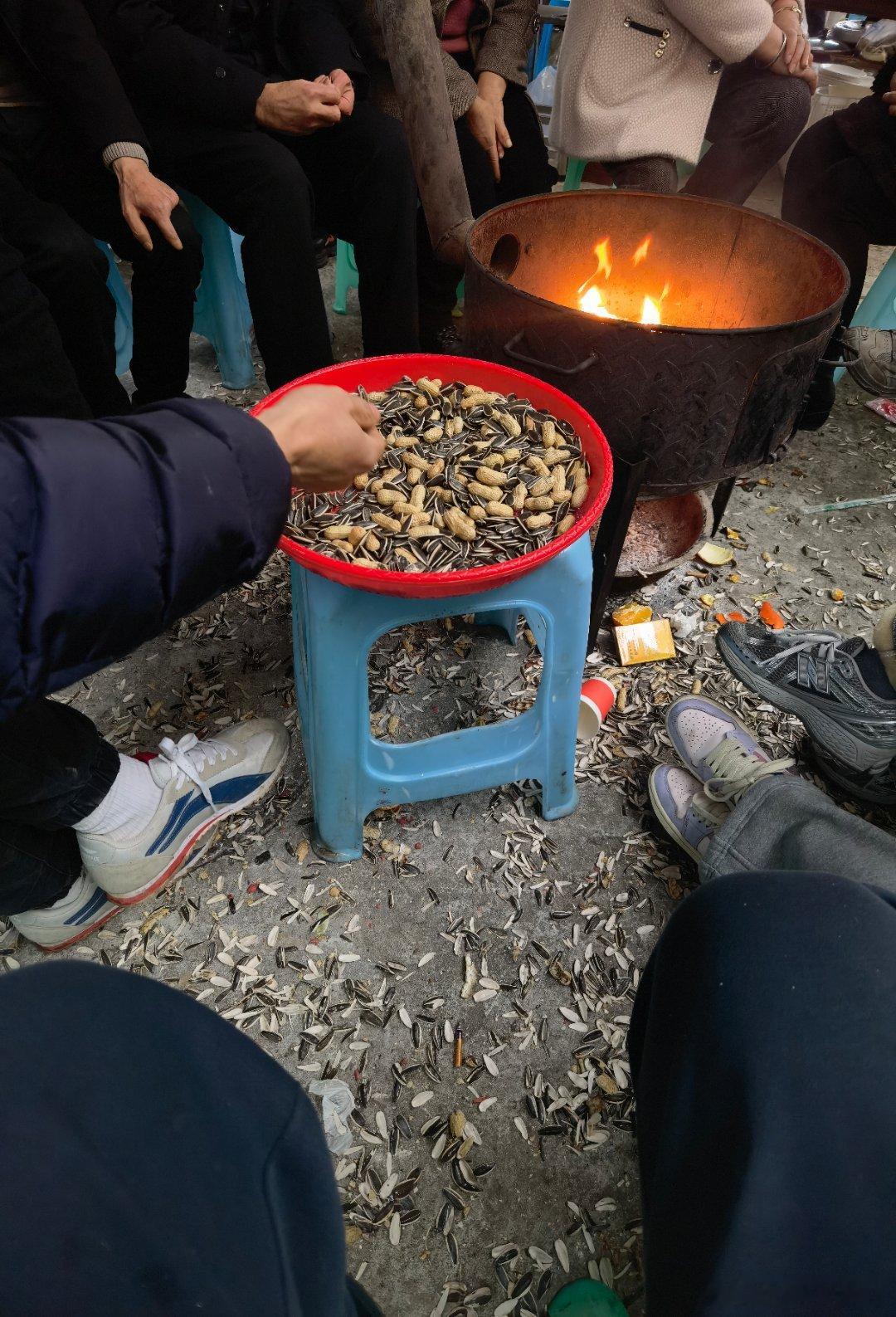 晚上去邻居家吃酒，他女儿要出嫁，我已经很久没吃酒了，顺便看看新郎啥样[嘻嘻] 