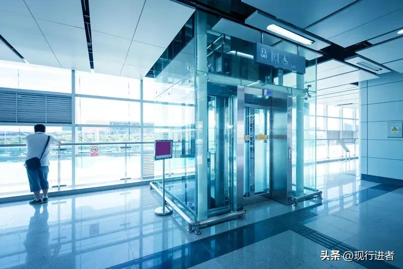 我对电梯总有种莫名的恐惧，选择住宅时更偏爱步梯房，或是小高层电梯房的低楼层。最近