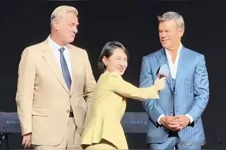 一个老胡

一个陈璇


这电影，不糊都对不起这俩位的卑躬屈膝摇旗呐喊


本来