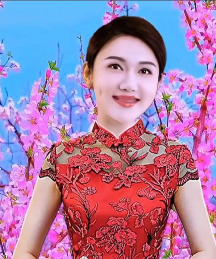 桃花盛开映红妆，春意盎然画中藏。央视最美主持人龙洋美景如画俏佳人