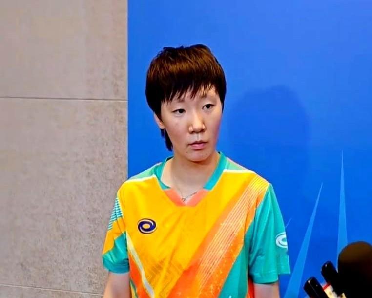 “5比9落后，再输两分就翻车，她却把19岁小将的庆祝动作按回兜里。”

昨晚全运