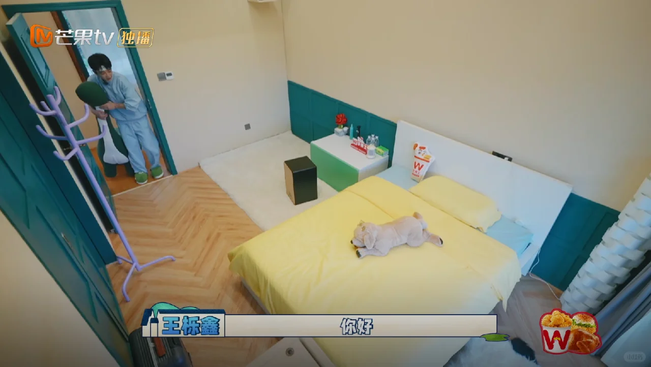 王栎鑫你想让狗跟恐龙做朋友，考虑下体型差