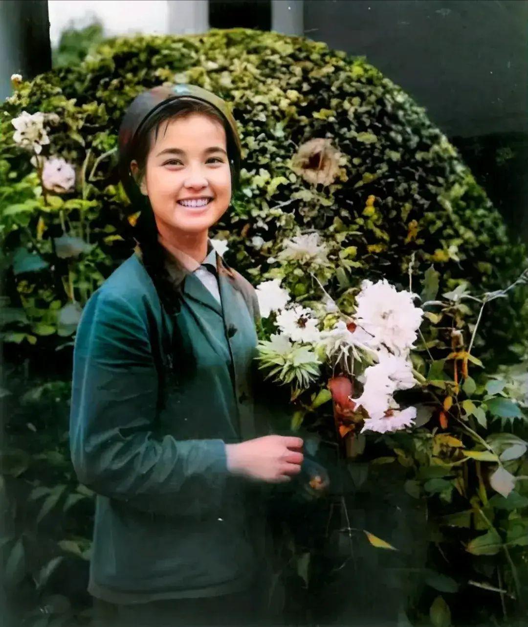 1972年，17岁的刘晓庆，身穿军装留下了这张照片，此时她是成都军区话剧团的一名