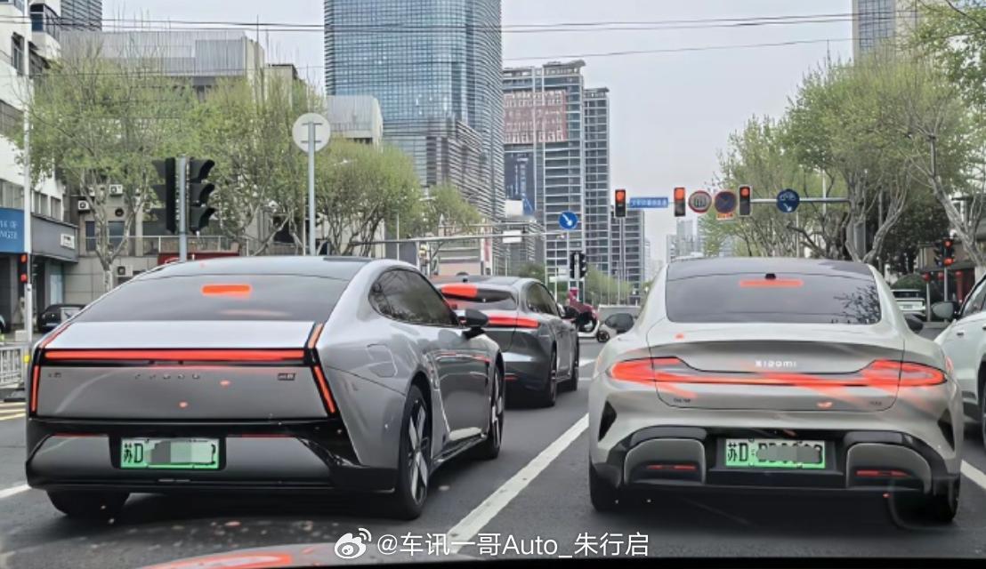 左边的小鹏P7线条基本都是直的右边的小米SU7线条大部分都是曲线大家觉得哪个设计