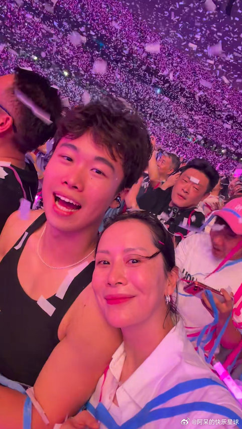 海清和儿子看周杰伦演唱会演唱会现场，海清和儿子蛋妞的互动太自然了！少年笑得像个孩