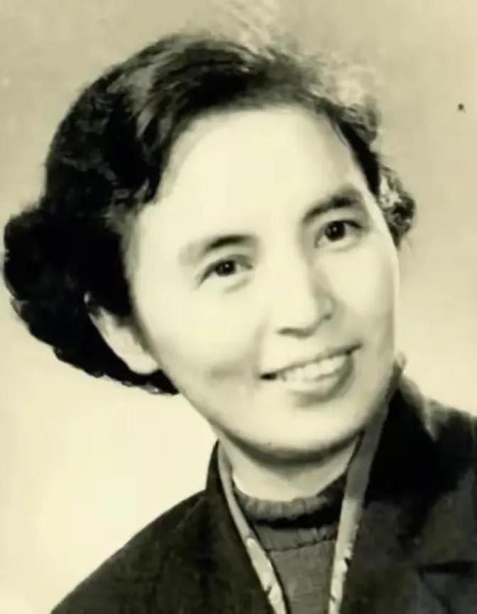 1975年夏，杭州的公务行程结束后，时任交通部部长的叶飞到浙江省委提出了一个私人