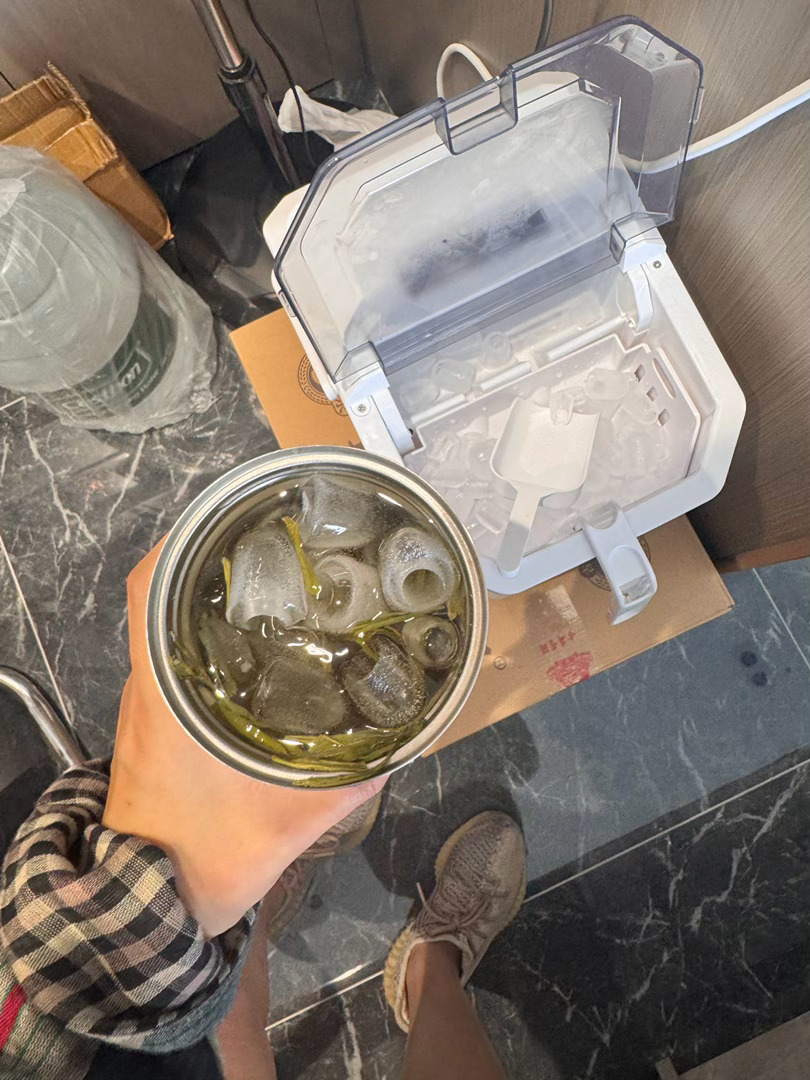 哎 好想跳舞 好想吃了饭散步 好想逛街 好想出门拍拍照 好想回家和外婆她们玩  