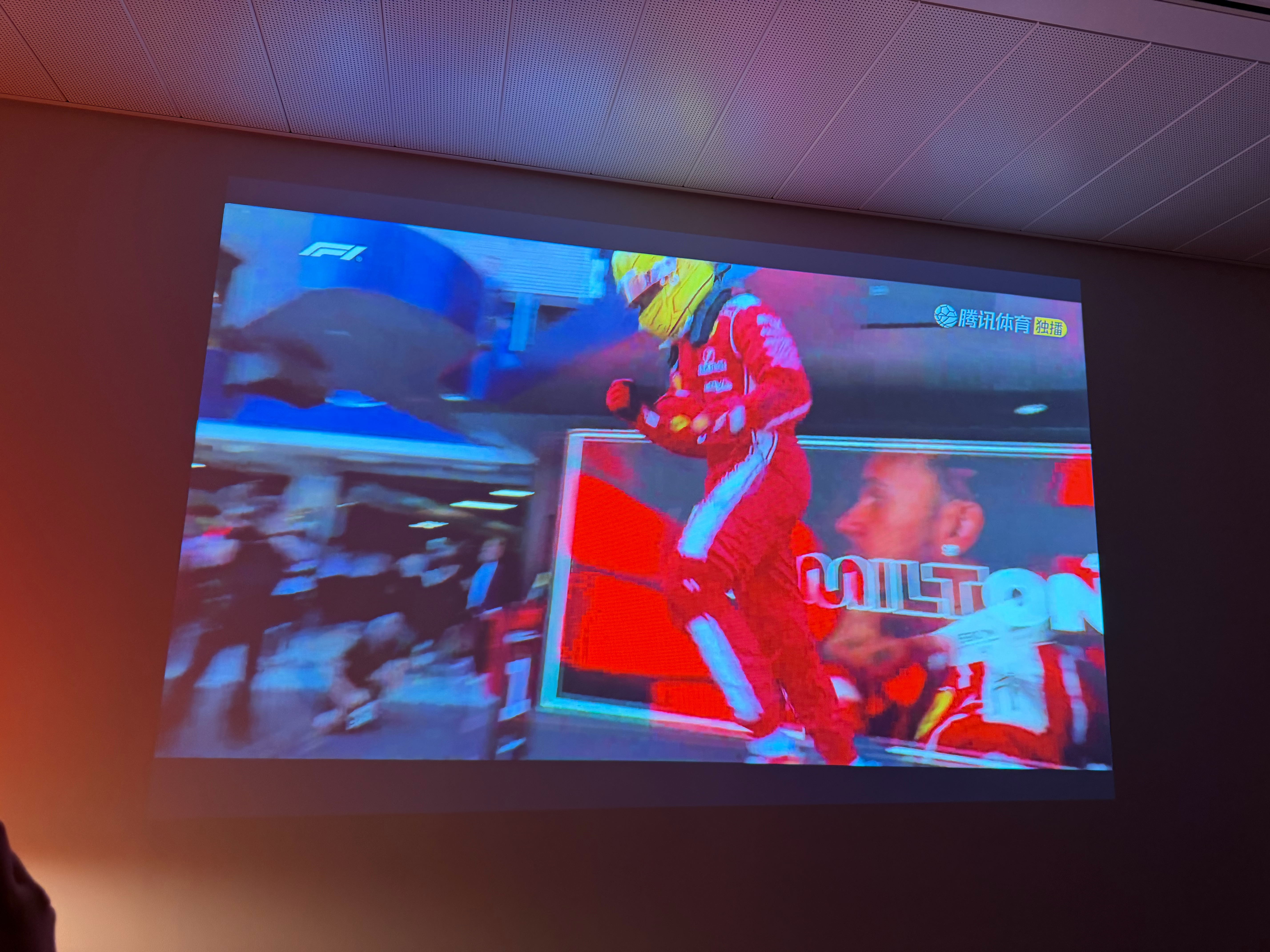 F1巴塞罗那站太戏剧了！哈密尔顿夺冠！两年后的又一次分站登顶！金·卡戴珊旺夫，旺