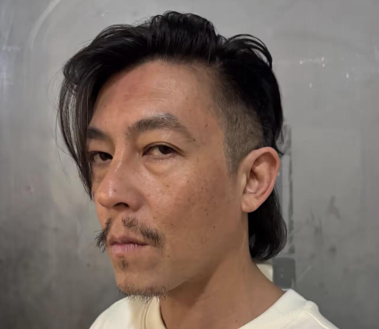 原来明星放弃了保养和自律，
也会滑回普通人赛道。
50岁的陈冠希当年也算是帅出亚