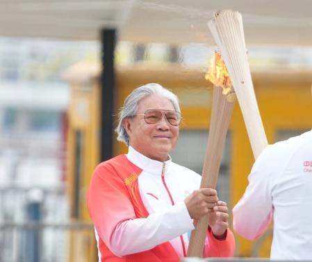 有钱也没用！这次，担任全运会火炬手的霍震霆，给李嘉诚上了一课！

他们一个是阅兵