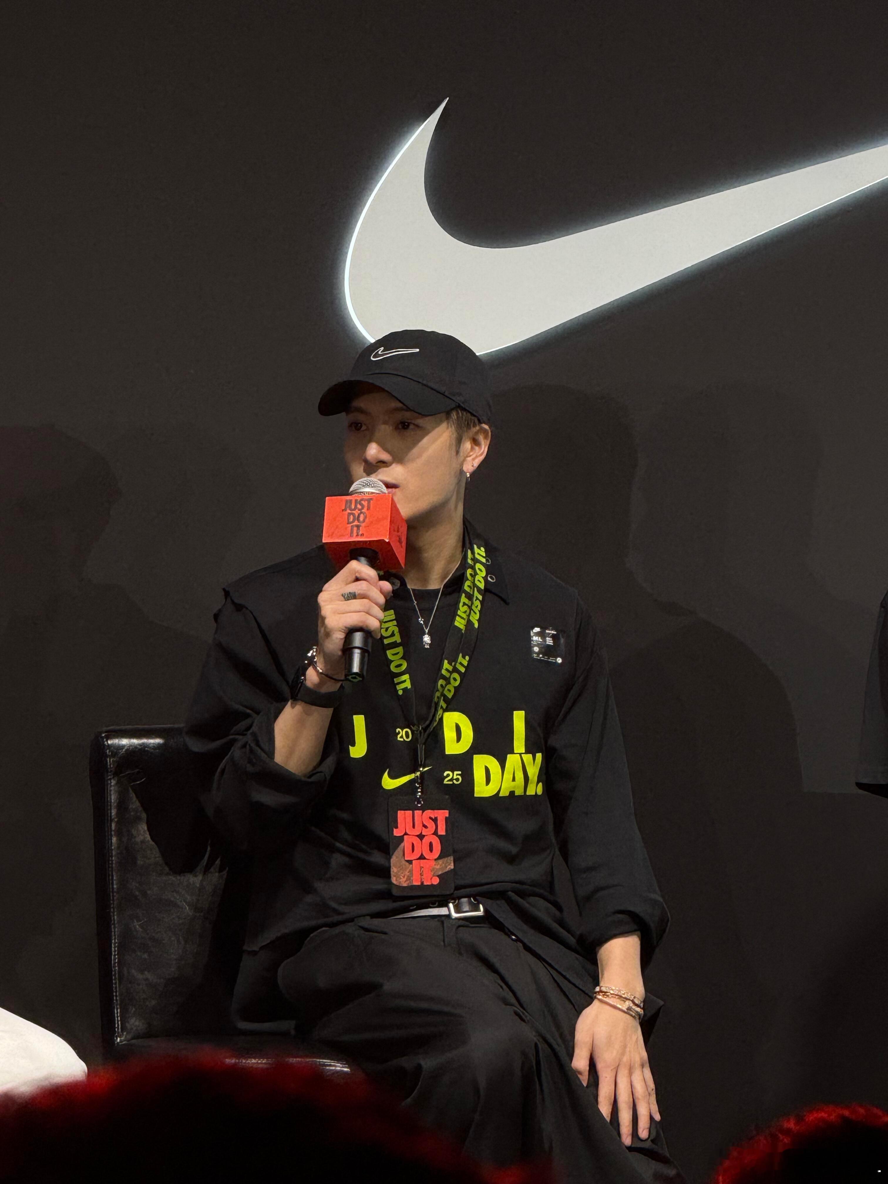 这件Nike T恤是自己剪的咯😂套在自己TWD衫外面😂王嘉尔 ​​​