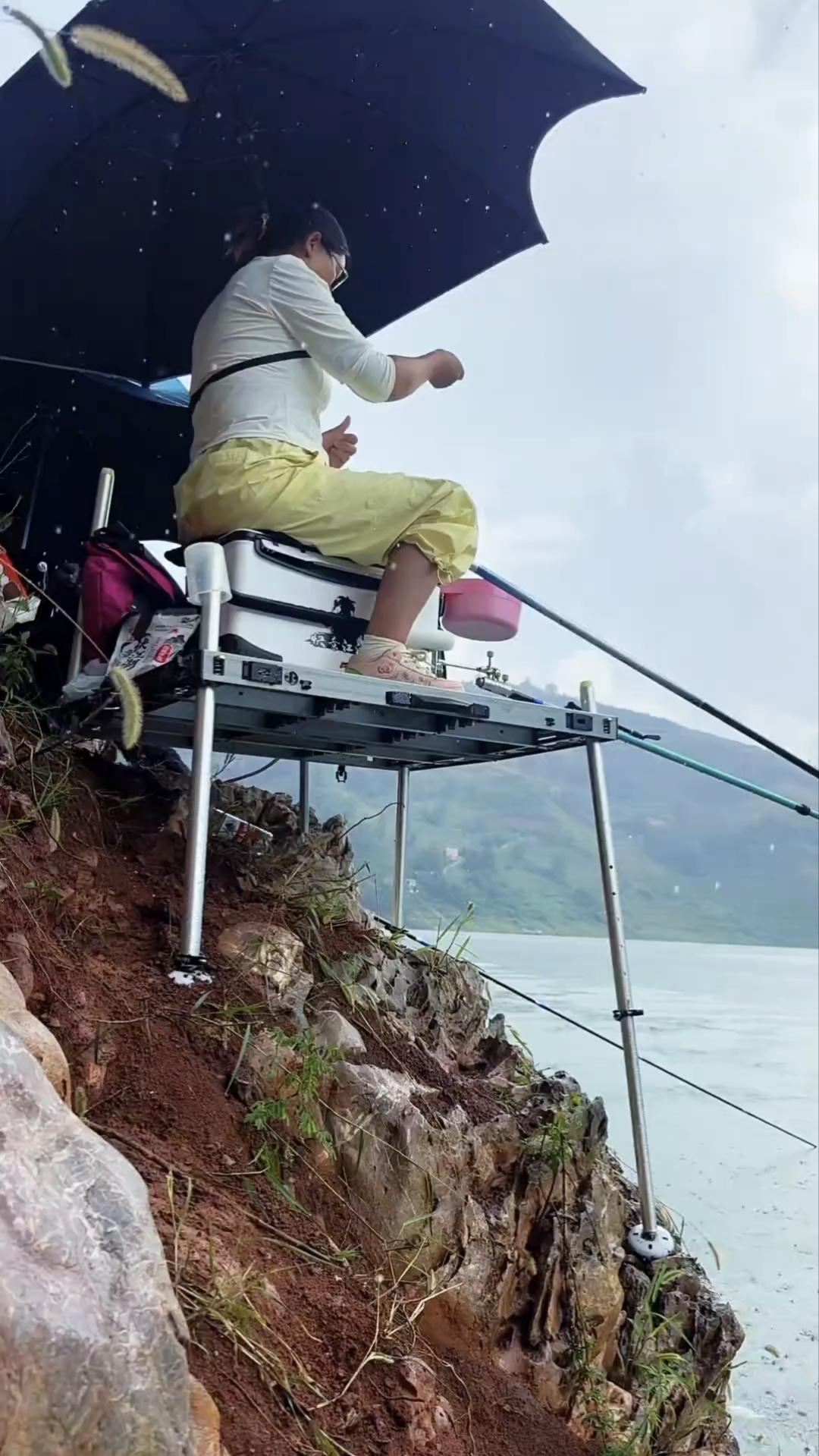 这女钓手胆子怕是有点大哦，这钓台搭得也挺悬的，别看她坐着挺稳，但感觉一点也不安全