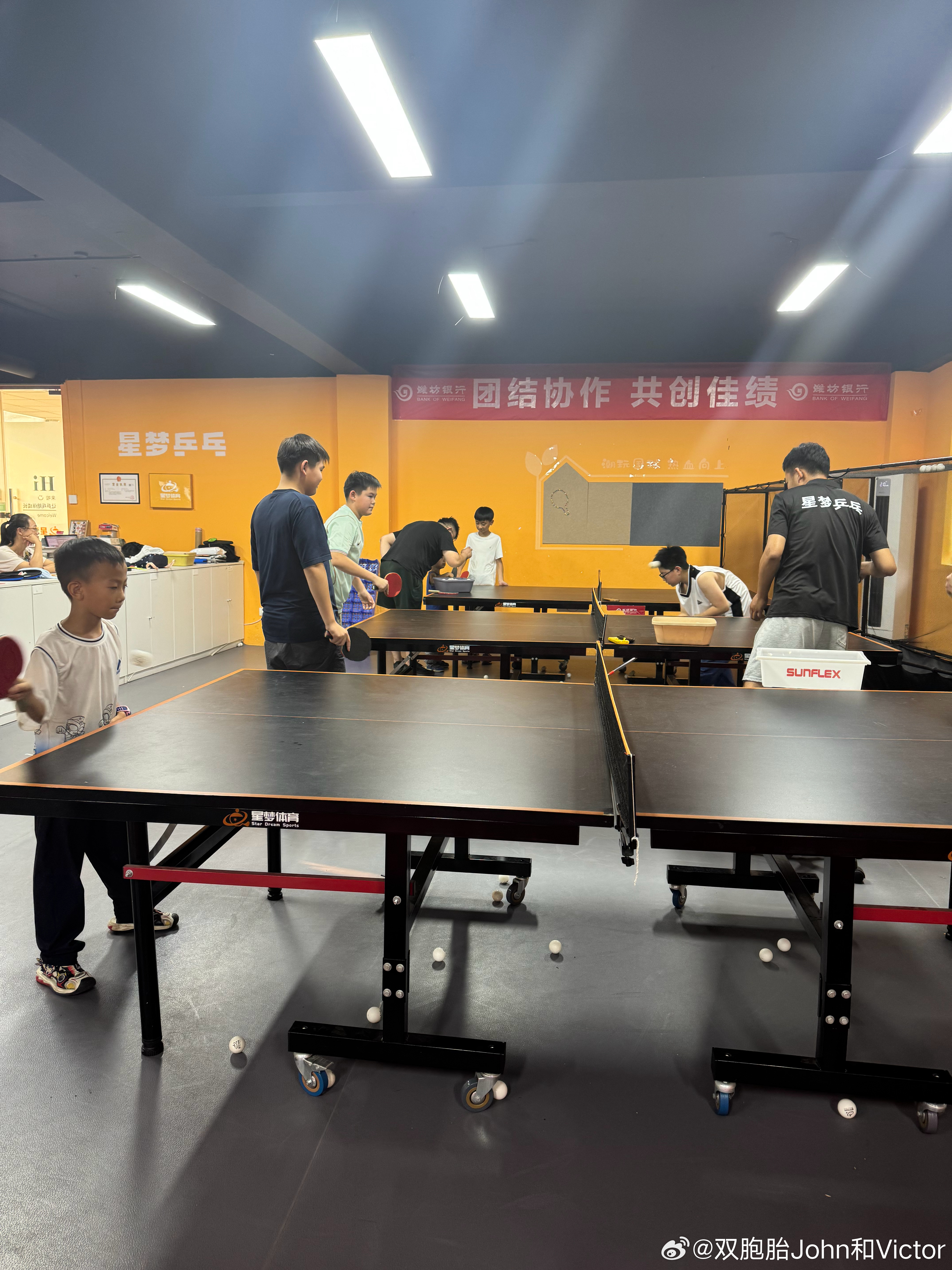 他们回去还上了乒乓球课。他们打得真一般，我自认小孩资质平庸且初来拘谨，出来运动一