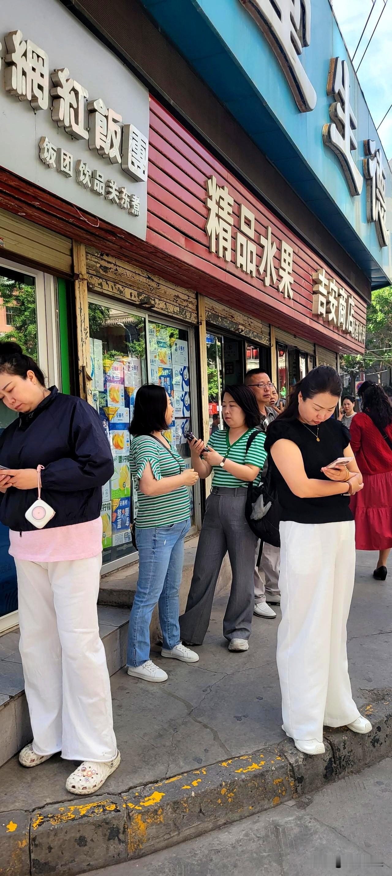 第二天的高考，10点10分经过兰州市城关区甘南路时，顺势拐到兰州一中考点外围。