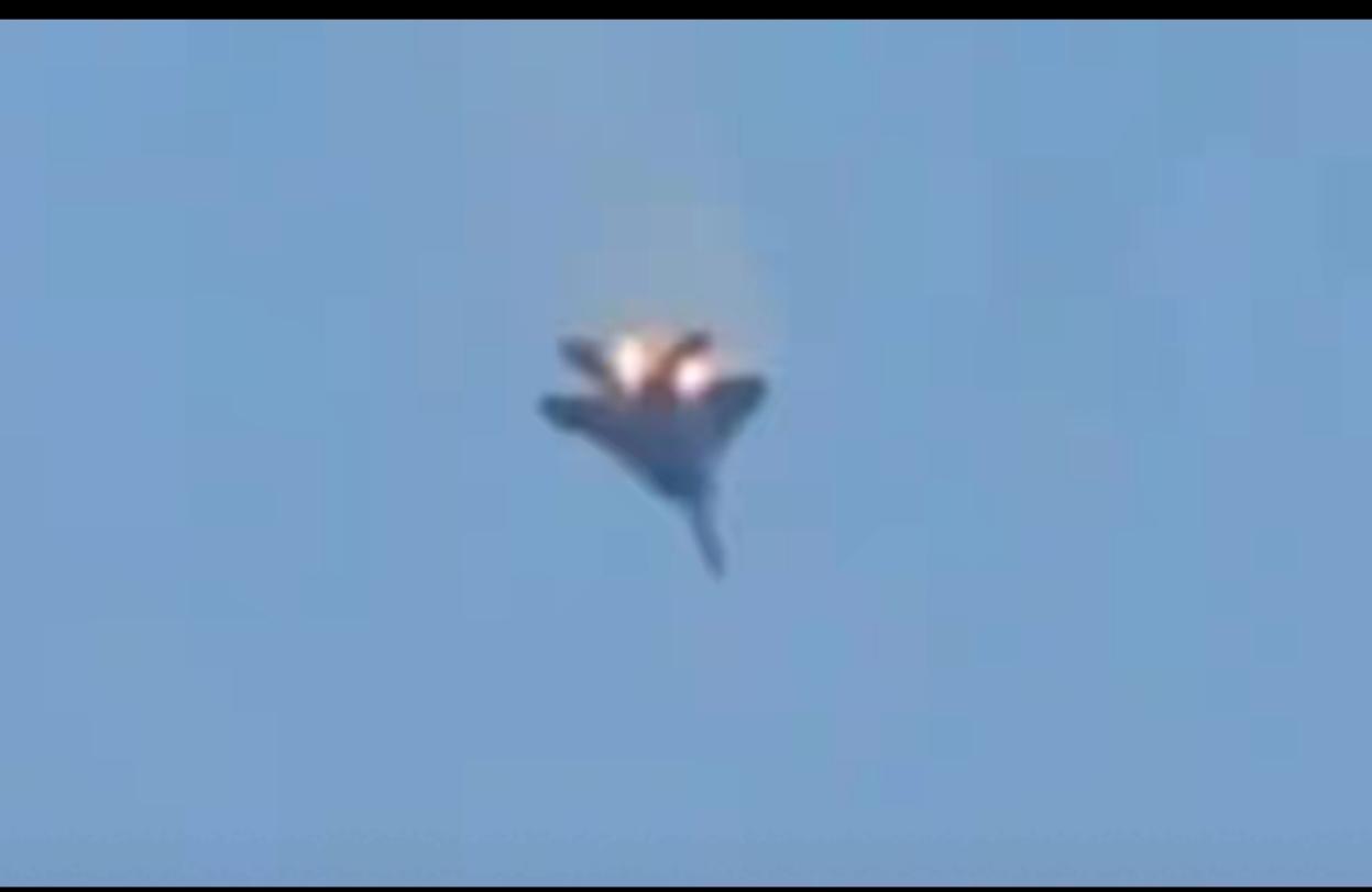 原来F15E是被科威特的F/A-18大黄蜂击落的，美制武器打下美制武器，这回就没