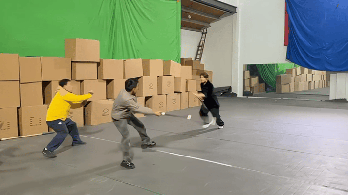 侯明昊碧血蝉打戏 打戏氛围感拉满！侯明昊高马尾配黑衣气场全开，一招一式都有力量，