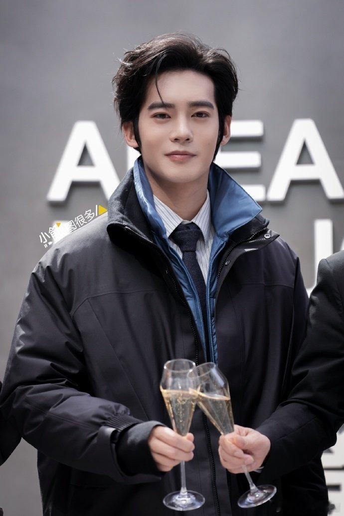 于适好权威的时尚脸 冬日时尚范本于适来了！蓬松羽绒服穿出清爽感，利落夹克展现优越