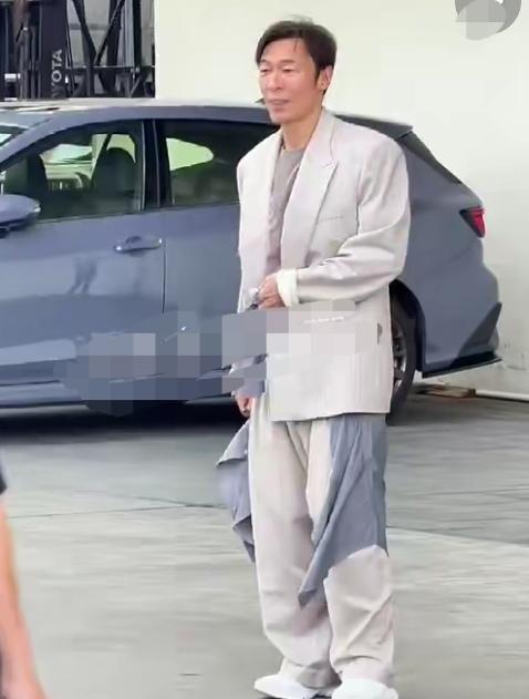 哎呦，许志安这一身穿的个啥玩意啊！一个大男人穿的又是裙子又裤子的，一副裤龙撒水拖