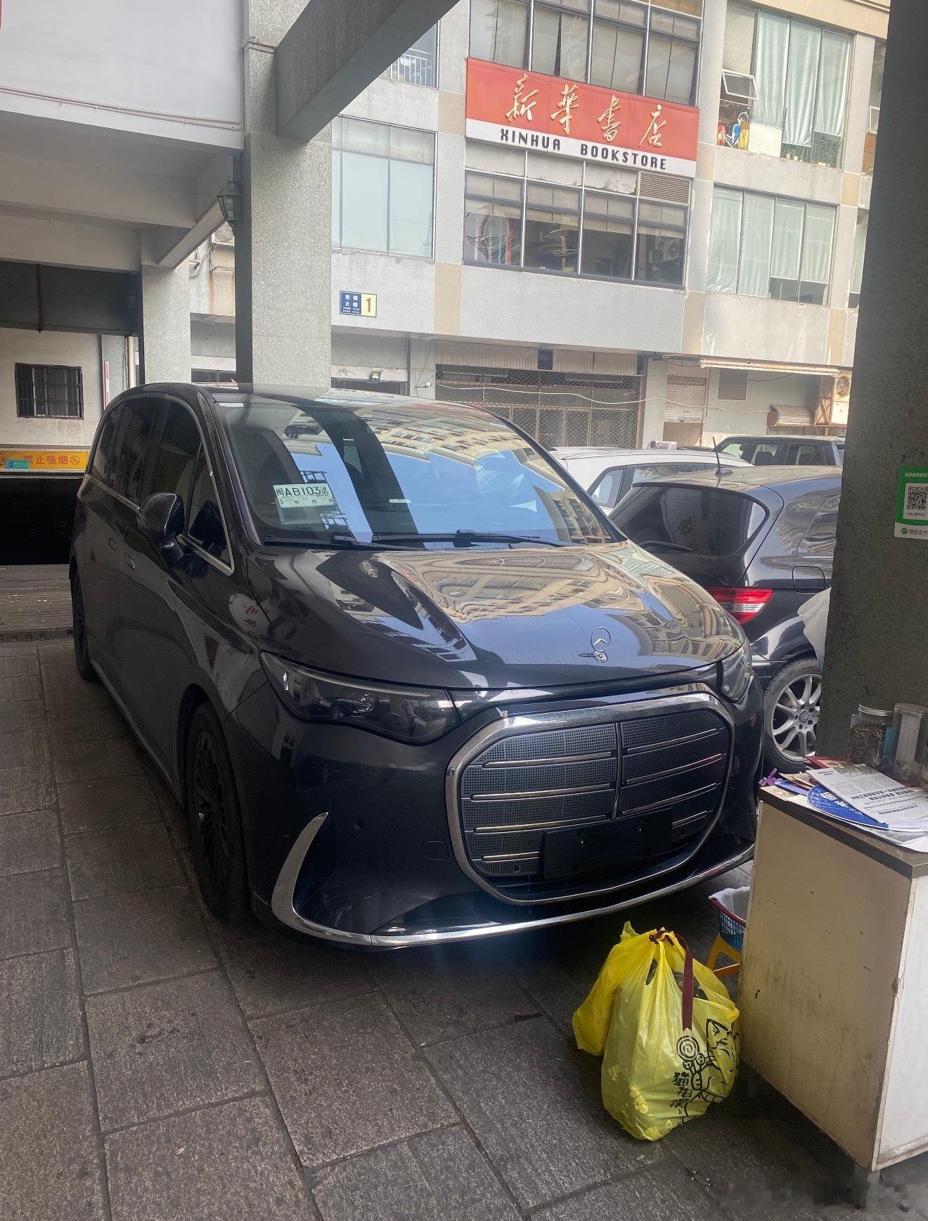 奔驰V300，我一直没发，没有卖…我就是觉得新款电动车肯定好卖一些让客户把钱花在