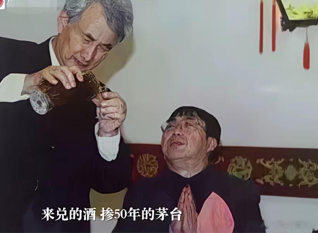 孤酒·默斋主人原创散文那只空瓶一直悬在记忆的檐下，幽暗，沉静，像一滴凝了百年的夜