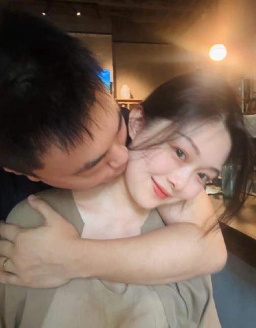 林瀚强吻晚晚 针对网上“晚晚不让亲”的说法，林瀚晒出亲吻照，配文“如果拿胳膊扣住