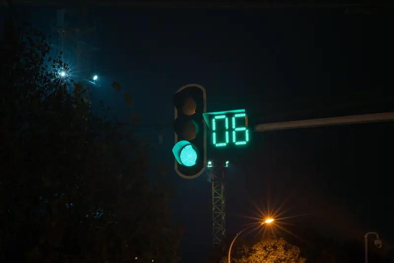 交警郑重提醒！绿灯不走长达20秒，与闯红灯性质一样，属于违反道路交通安全法，违反