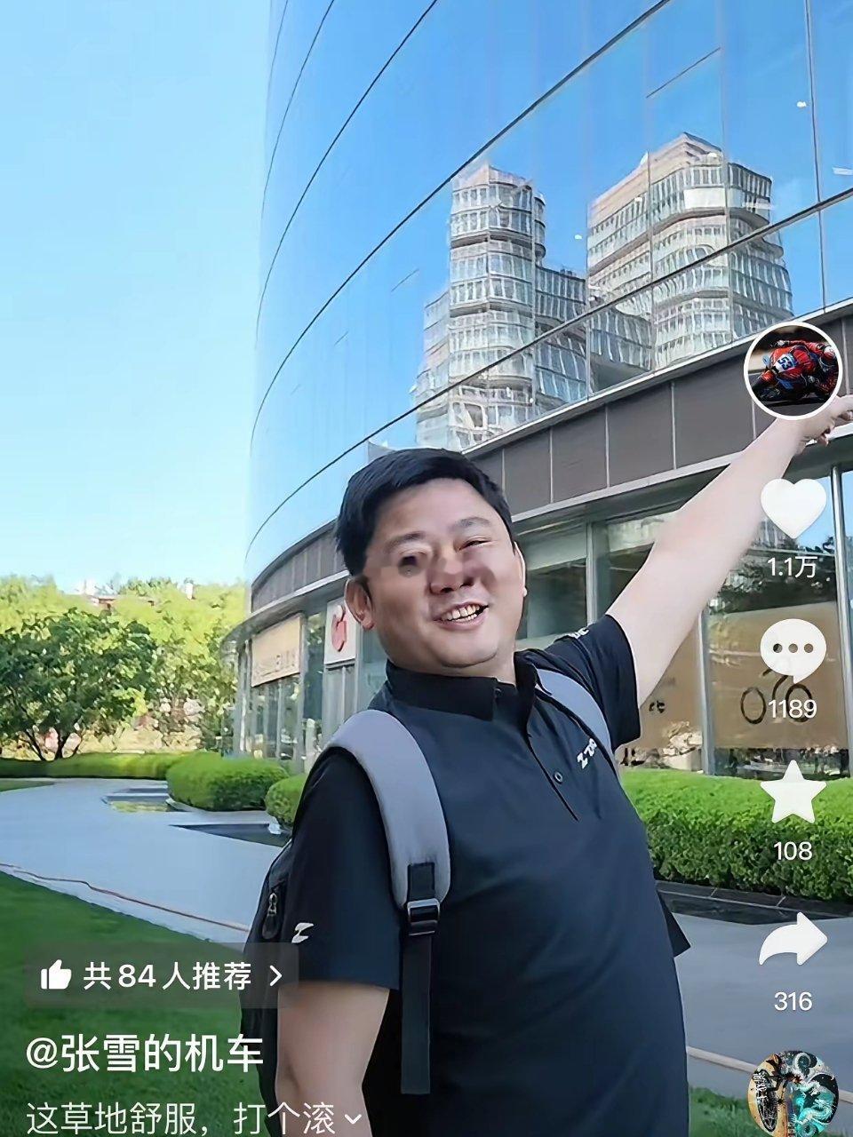 张雪今天在北京逛，还是那样搞笑指着高楼大厦，说再画个饼以后挣到钱了 