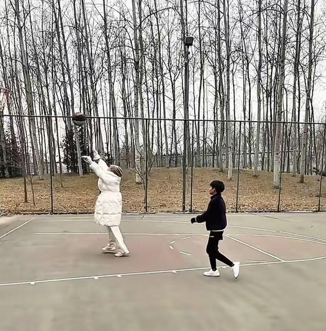 张兰格外疼爱孙子小霖霖，和他相处时总是最开心，两人互动也最亲密。她常常陪着小霖霖