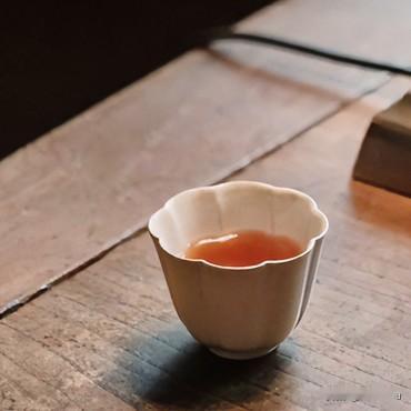 《茶烟晤境·山坡羊体》
水汽漫，茶烟淡，喧尘碎尽此中安。知己谈，话声绵，一盏清欢