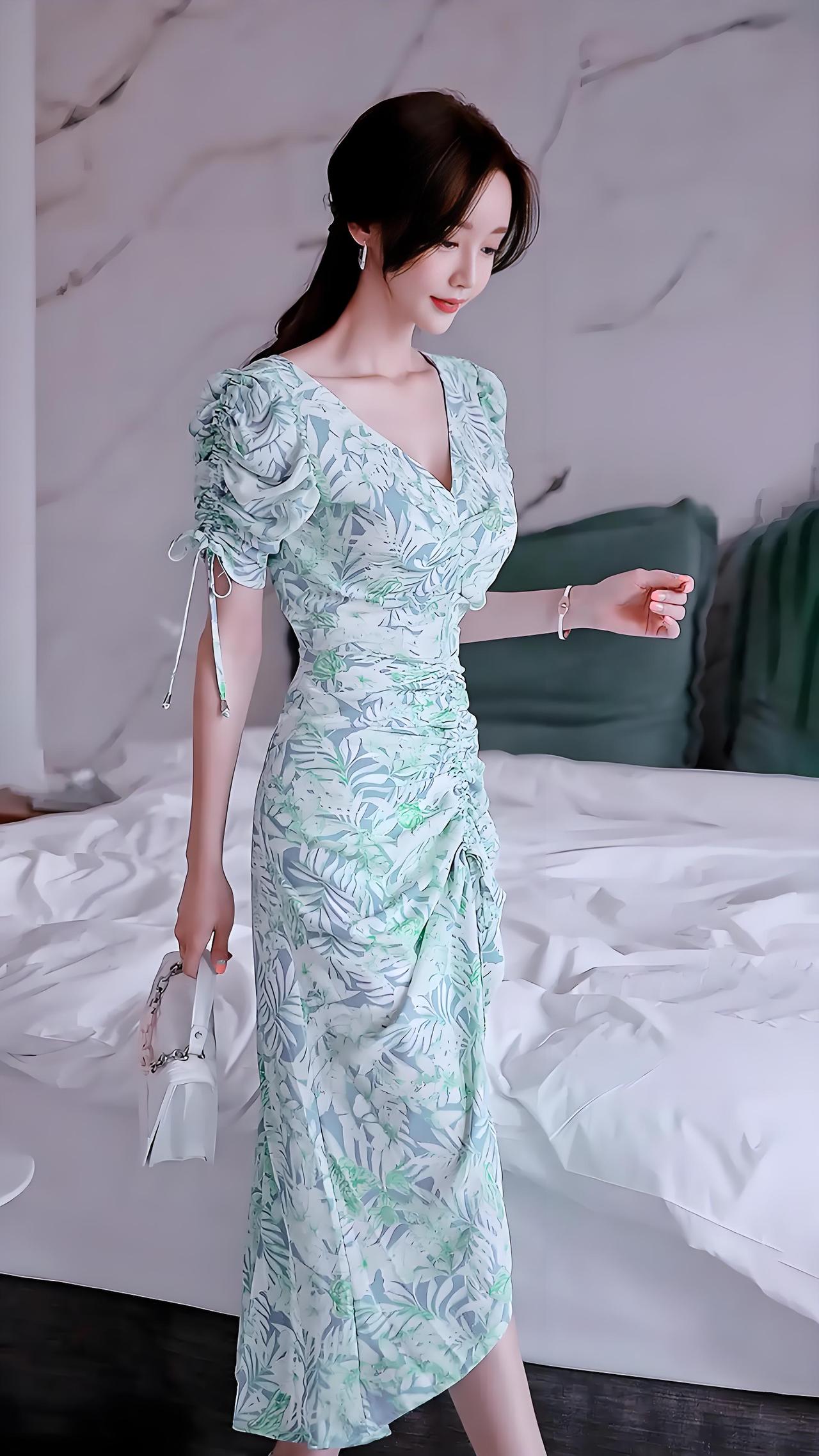 她穿着一条花裙子，好优雅！