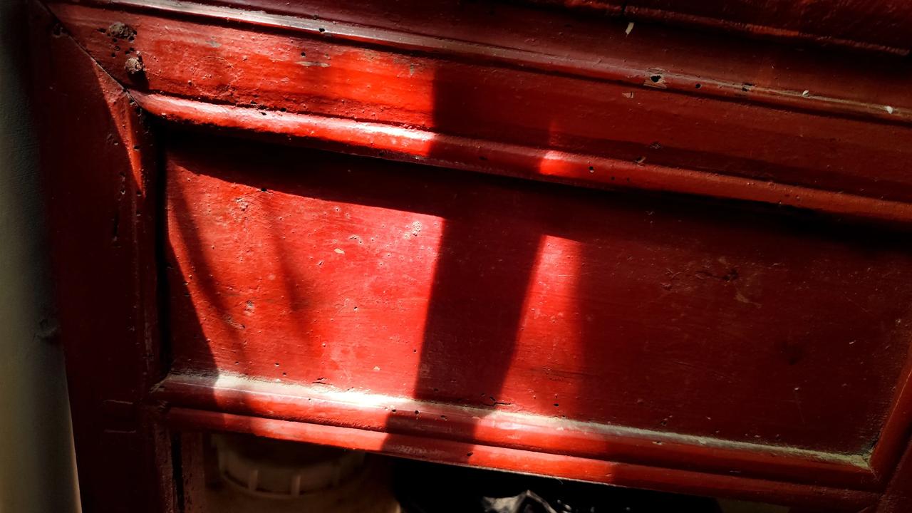 晒图笔记大赛窗外的阳光。投射在老旧的桌台上。光影斑驳的景象总是让人浮想联翩。人的