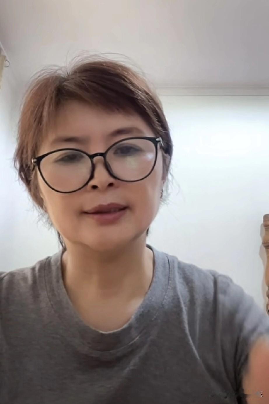 刷到彭亚楼妈妈直播带货，
货都不卖了，一直在吐槽前夫，
说实在的她真没必要像祥林