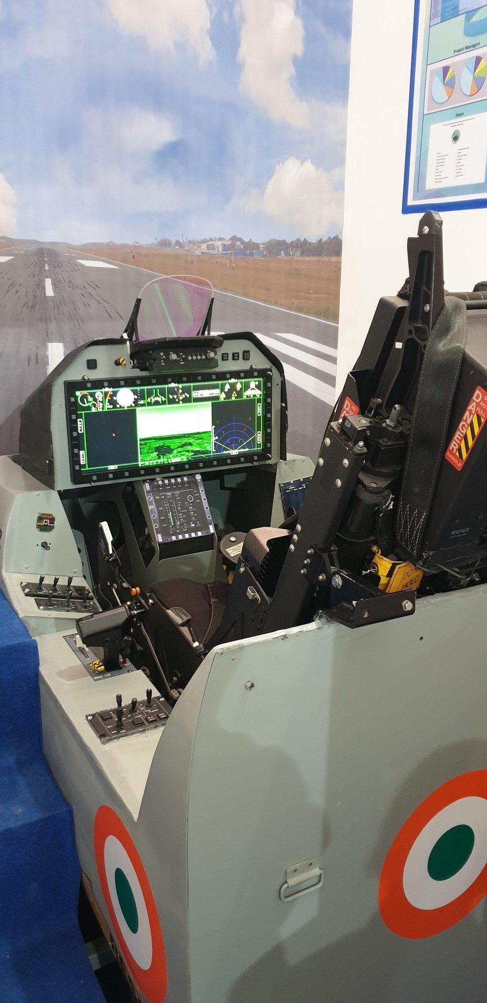 总算看到实物了，三哥下一代战机AMCA座舱模拟器。