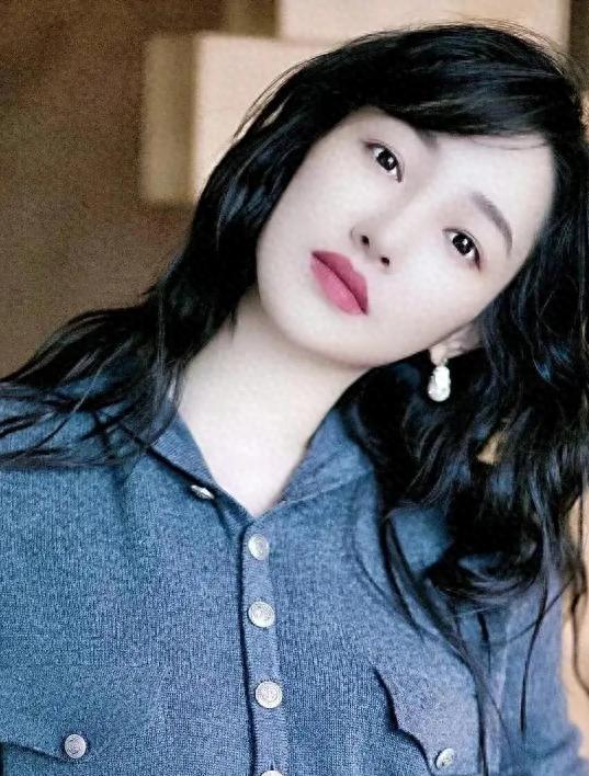 难怪经历“一指禅”事件,白百何还能翻身,看她二婚老公背景就懂了
在娱乐圈这个风云