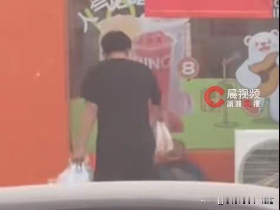 “我怕我毕业走了他会挨饿！”山东潍一名普通的高三男生，用整整三年的时间默默照顾着