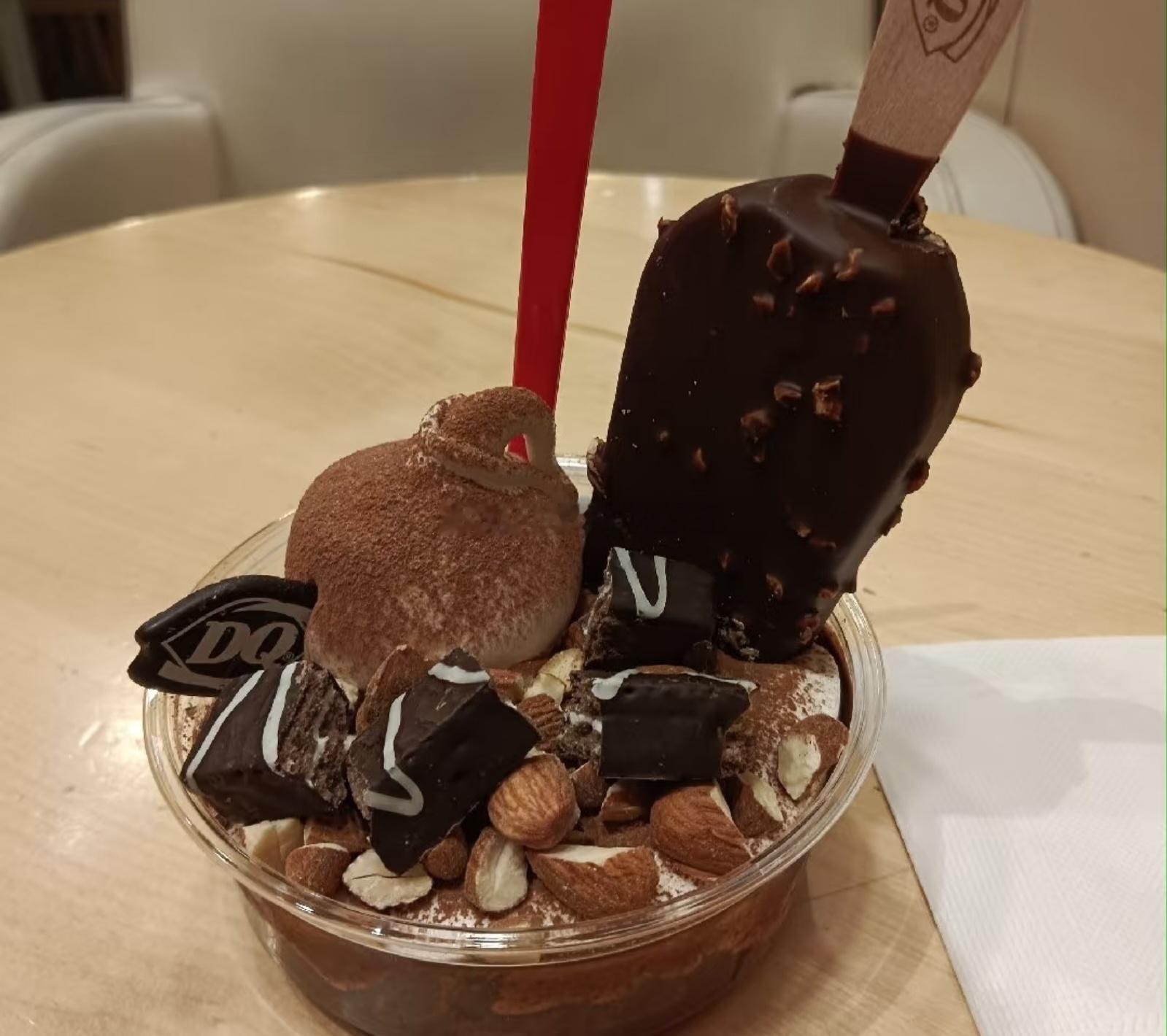 正午的阳光把柏油路晒得发软，蝉声层层叠叠铺满整条街巷。买一个冰淇淋，指尖沾着冰凉