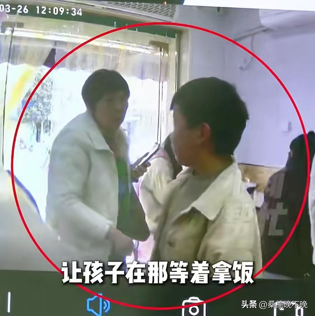 原本以为大海捞针
没想到一扭头就遇见了
画面中这个老人，看见记者转身就走，记者发