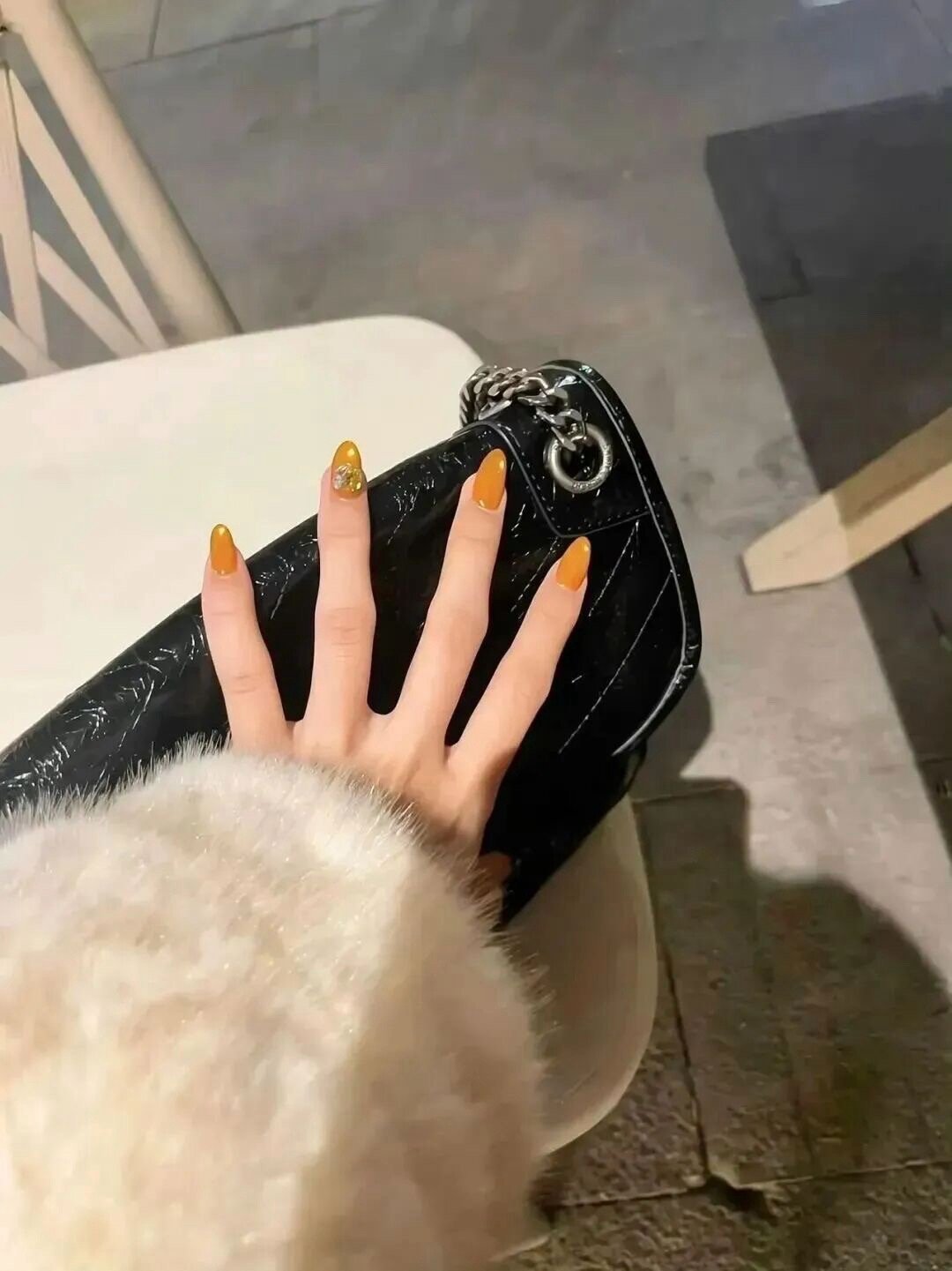 由于缺爱给了很多原本不配的货色超额待遇 因为害怕孤独迁就了太多讨厌的人 