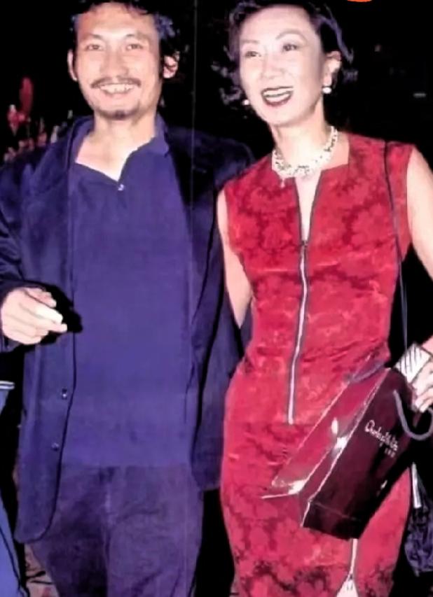 徐克身边从来不缺年轻漂亮的面孔，以前他总以为，换一张更年轻的脸，日子照样能过成诗