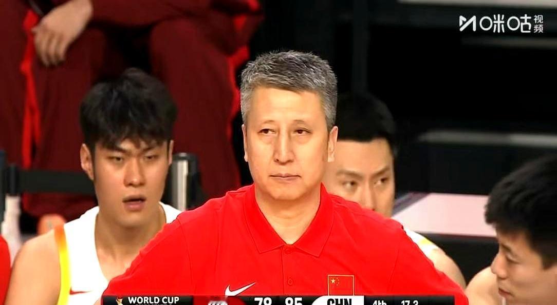 半场落后15分，裁判哨子吹得人头皮发麻。但你知道最后谁在冲绳主场把日本队更衣室砸