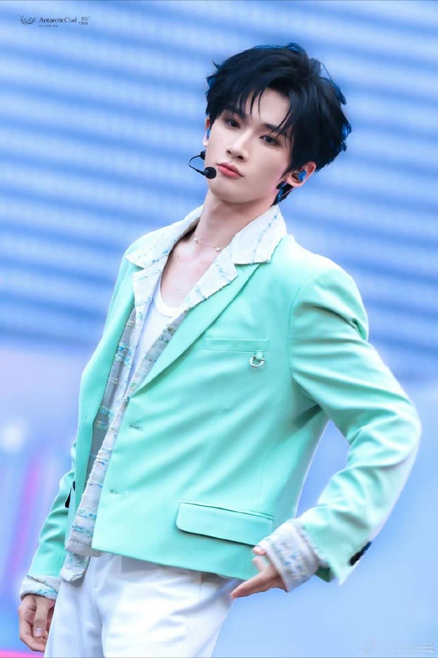 余宇涵STARLIGHT舞台🐟余宇涵新音舞台生图冷磁嗓音吟唱星光故事，转音惊艳