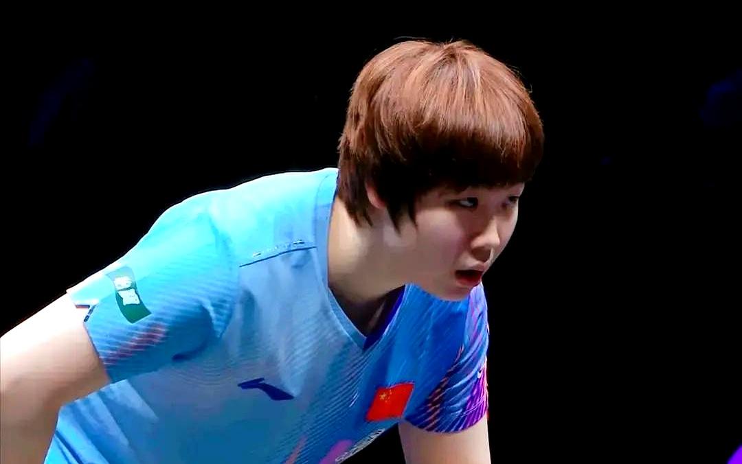 现在还把教练看成“师父”，已经慢了半拍。
重庆冠军赛场边，于子洋给蒯曼挑球、递