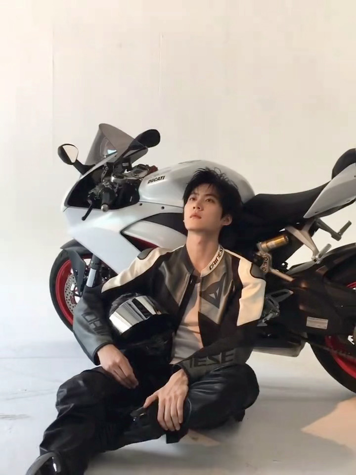 感受柯室🫘live图的父力量…..周柯宇陆西骁 .炽夏尺度