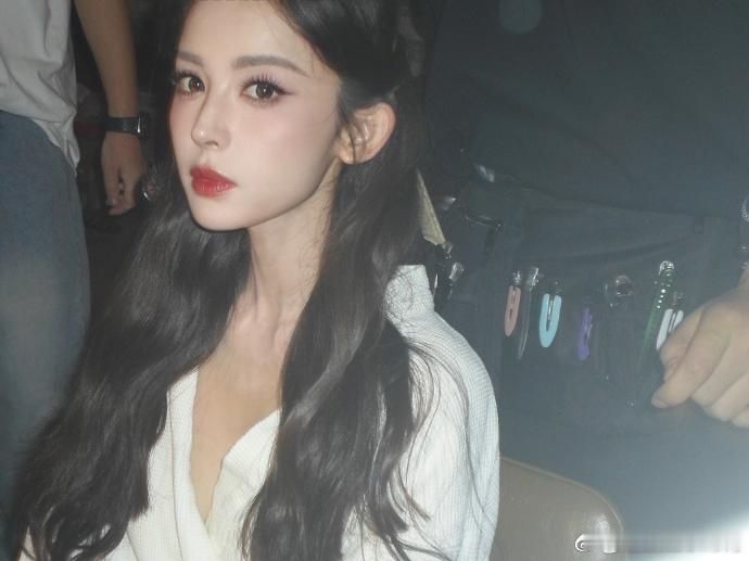 娜扎古早晋江文在逃女主  本身娜扎的颜值就挺逆天的，这组图更是美到了大家的心巴上