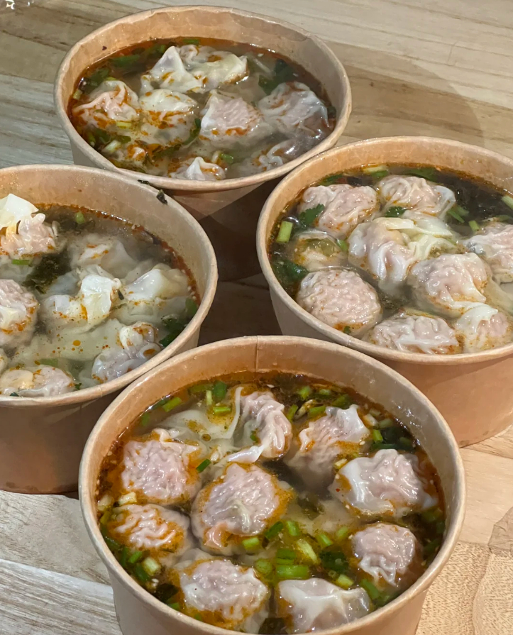 吃到了超好吃的皮蛋咸蛋黄馄饨~ 