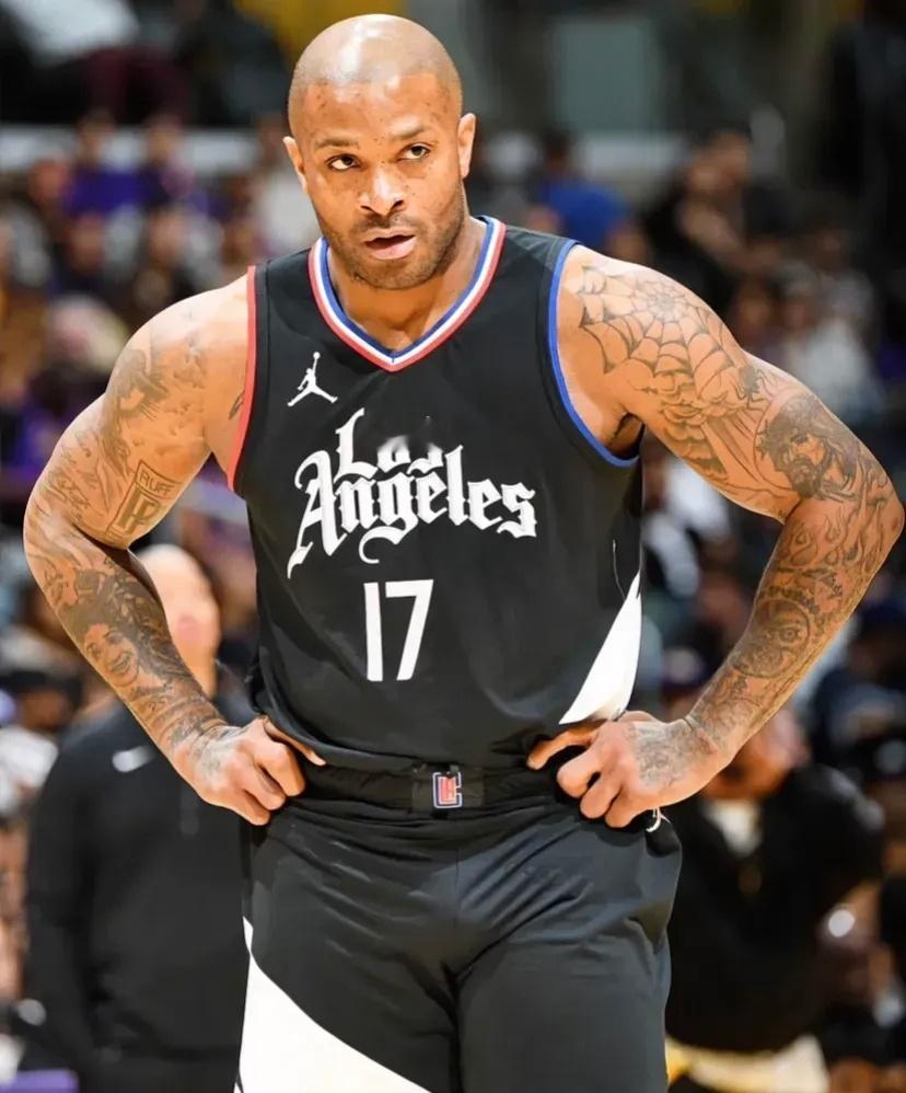 随着塔克即将回归轮换，快船队的轮换阵容大概率如下：​1、常规轮换首发阵容：伦纳德