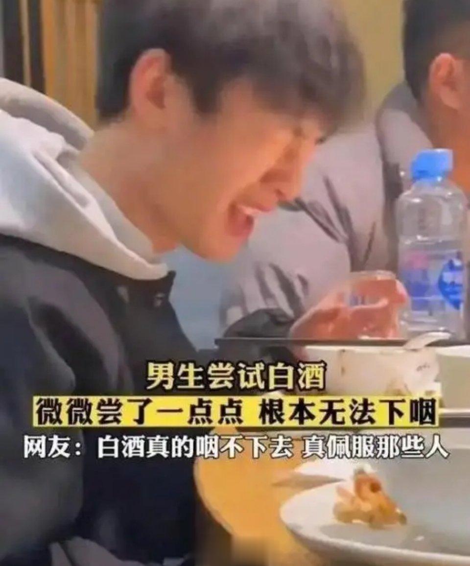 #谁来管管装逼酒桌文化#不用担心，白酒都快要消亡了。自从2016年达到产量峰值1